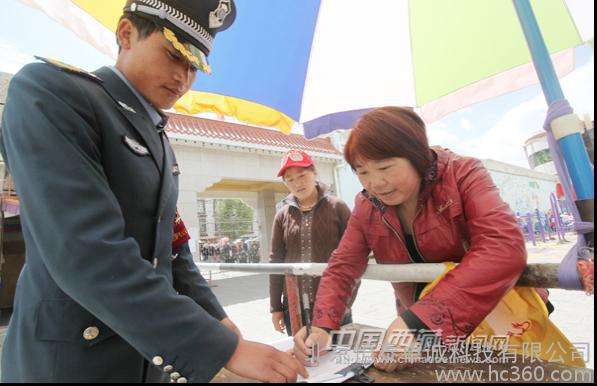 在小區(qū)出入時(shí)，悅訪客，訪客機(jī)登記訪客信息跟手工登記哪個(gè)好?