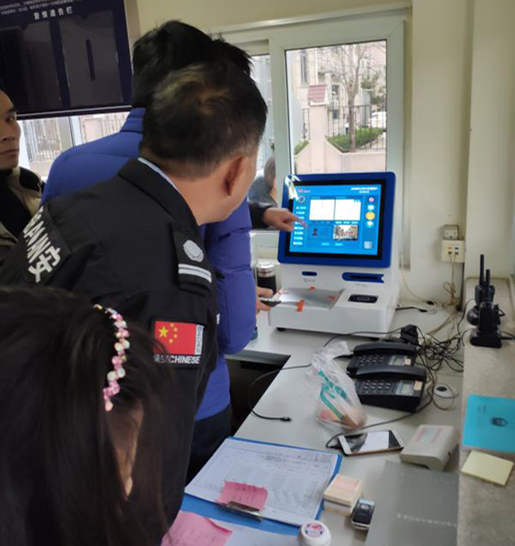 在小區(qū)出入時(shí)，悅訪客，訪客機(jī)登記訪客信息跟手工登記哪個(gè)好?